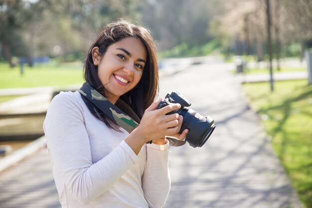 Fotógrafo exitoso positivo disfrutando de la sesión de fotos