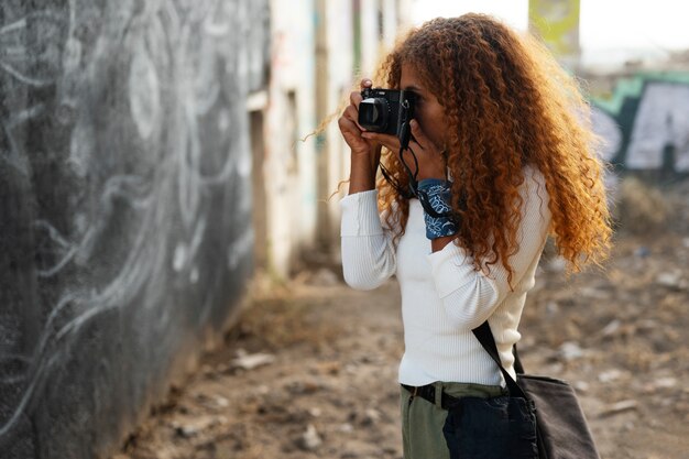 Fotógrafo explorando un lugar abandonado