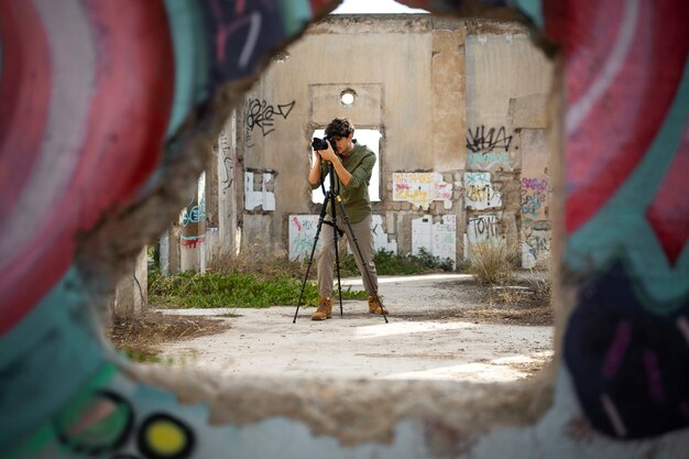 Fotógrafo explorando un lugar abandonado