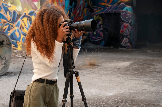 Fotógrafo explorando un lugar abandonado