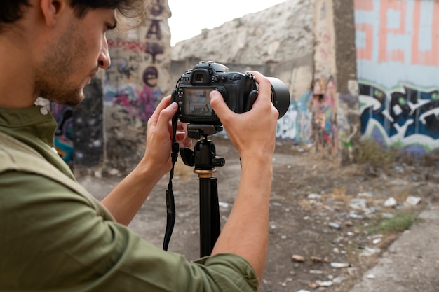 Foto gratuita fotógrafo explorando un lugar abandonado