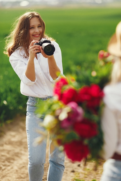 El fotógrafo hace una sesión de fotos para mujer