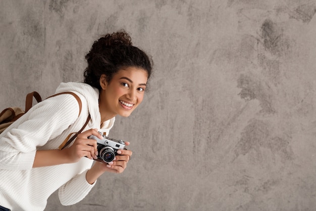 Foto gratuita fotógrafo de mujer hipster lindo, buscando buen tiro