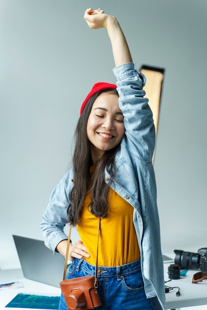 Foto gratuita fotógrafo de mujer sonriente en interiores