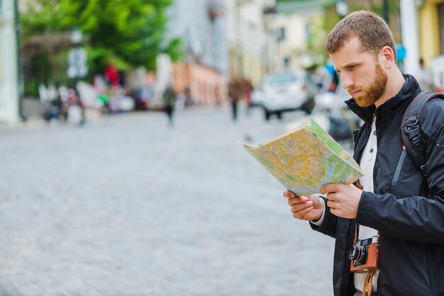 Fotógrafo de pie con el mapa