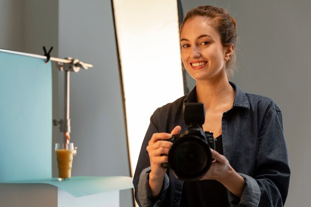 Fotógrafo de producto femenino en estudio