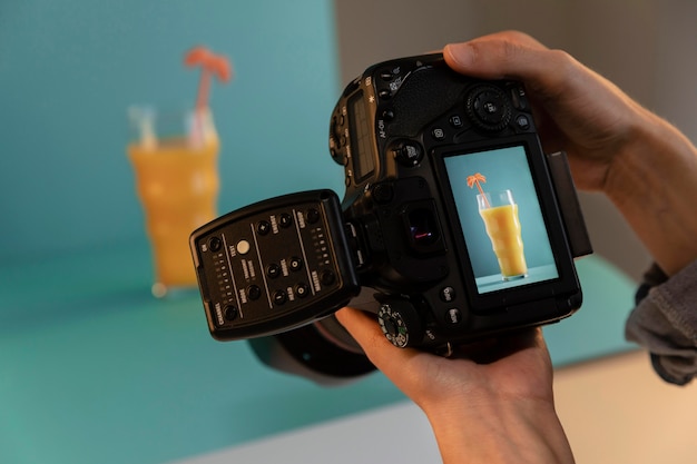 Fotógrafo de producto femenino joven en estudio