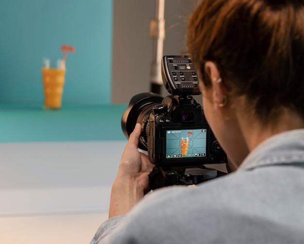 Fotógrafo de producto femenino joven en estudio