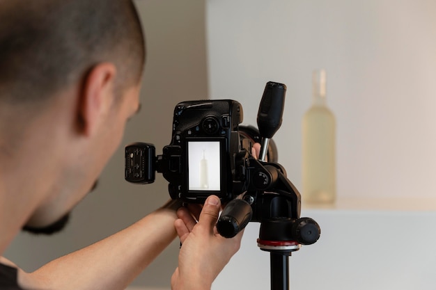 Fotógrafo de productos masculinos haciendo su trabajo en el estudio.