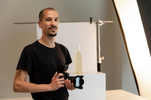 Fotógrafo de productos masculinos haciendo su trabajo en el estudio.