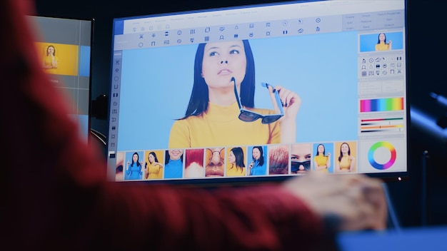 Foto gratuita fotógrafo que utiliza herramientas profesionales de edición de fotos de primer plano en una pantalla de pc