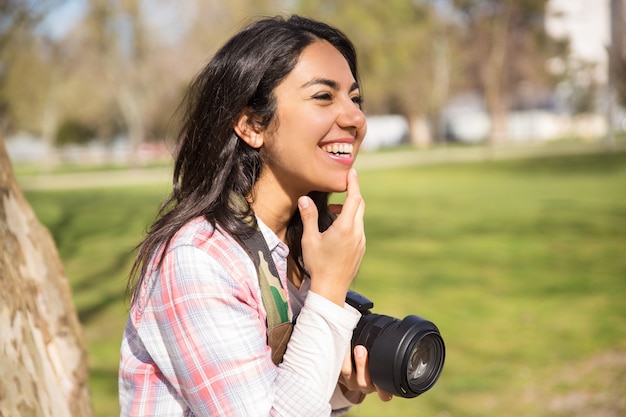 Foto gratuita fotógrafo de sexo femenino alegre feliz que se divierte