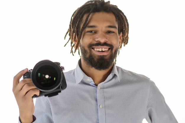 Fotógrafo sonriente con cámara