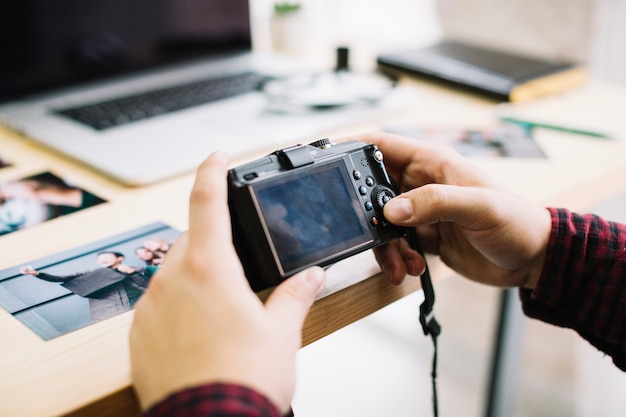 Fotógrafo sosteniendo cámara