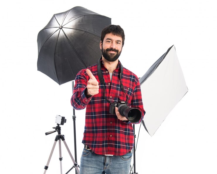 Foto gratuito fotógrafo en su estudio con el pulgar hacia arriba