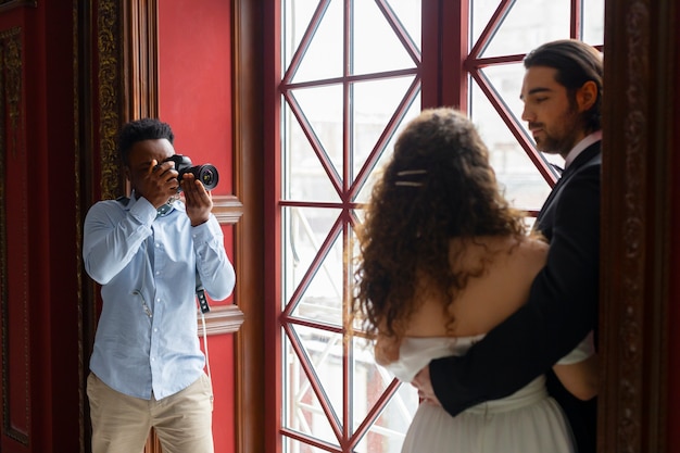 Foto gratuita fotógrafo de tiro medio tomando fotos