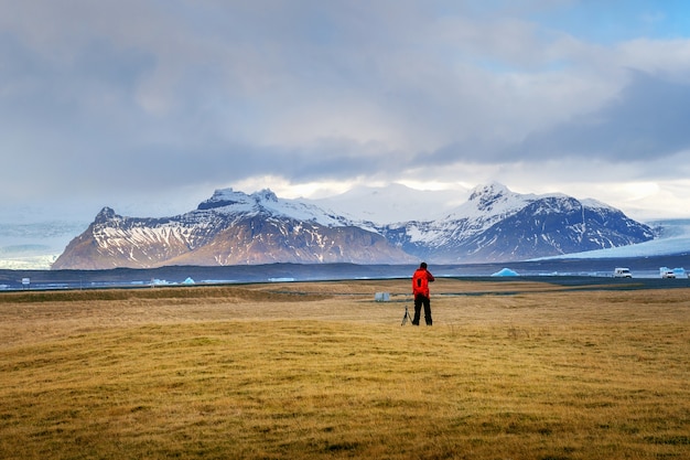 Foto gratuita fotógrafo toma una foto en islandia.