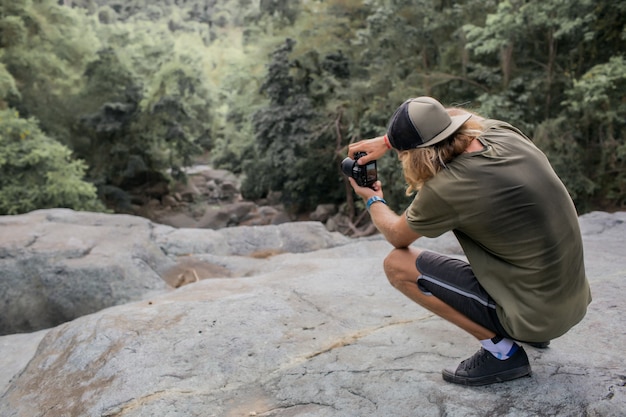 Foto gratuita fotógrafo toma fotos del bosque