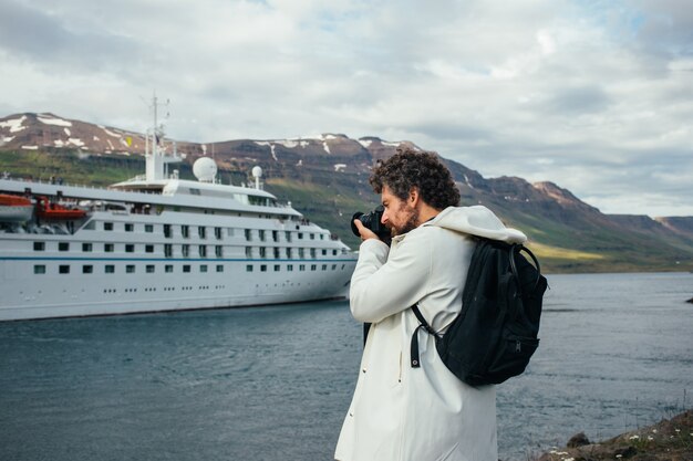 Fotógrafo toma fotos de un crucero en el fiordo