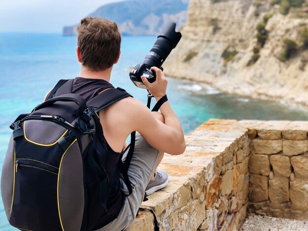 Fotógrafo tomando una foto de una costa oceánica