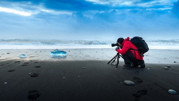 Fotógrafo tomando una foto en el hielo en Islandia.