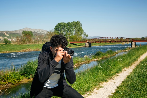 Fotógrafo tomando fotografía de naturaleza de viaje.