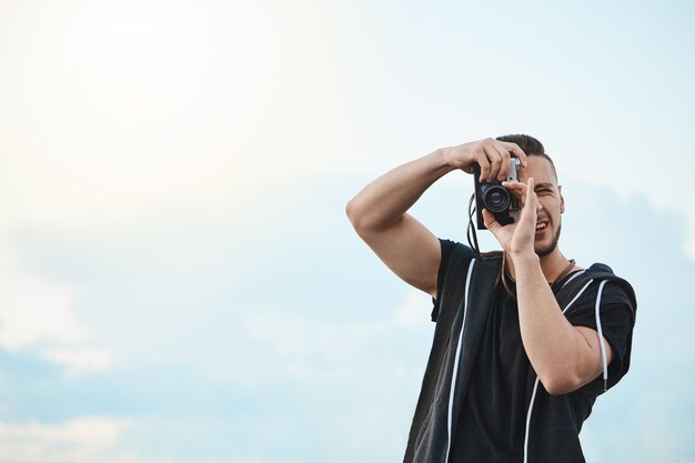 fotógrafo tomando fotos mientras camina con un amigo, haciendo un proyecto sobre la vida en la calle