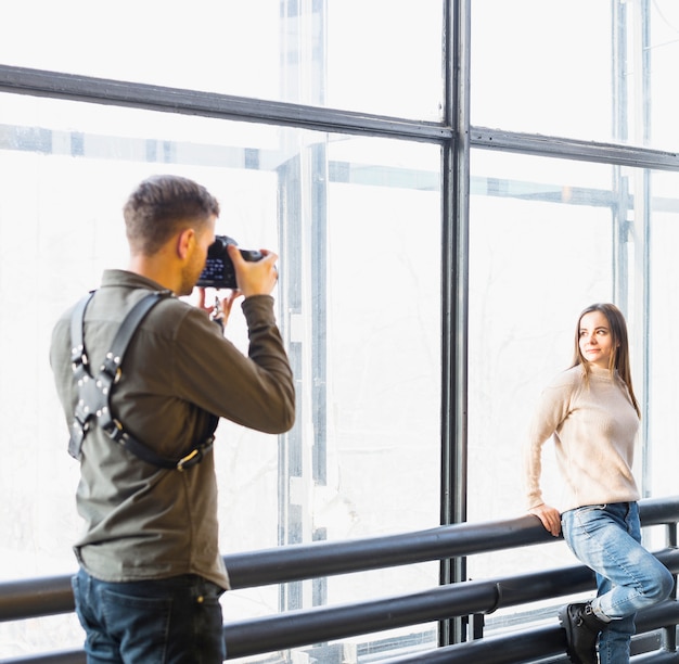 Fotógrafo tomando fotos de modelo femenino