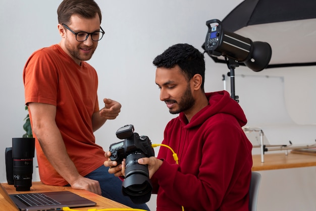 Foto gratuita fotógrafos especializados en tiro medio trabajando en estudio