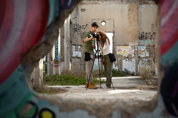 Fotógrafos explorando un lugar abandonado
