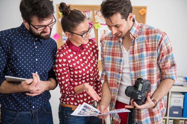 Foto gratuito fotógrafos profesionales trabajando en su oficina