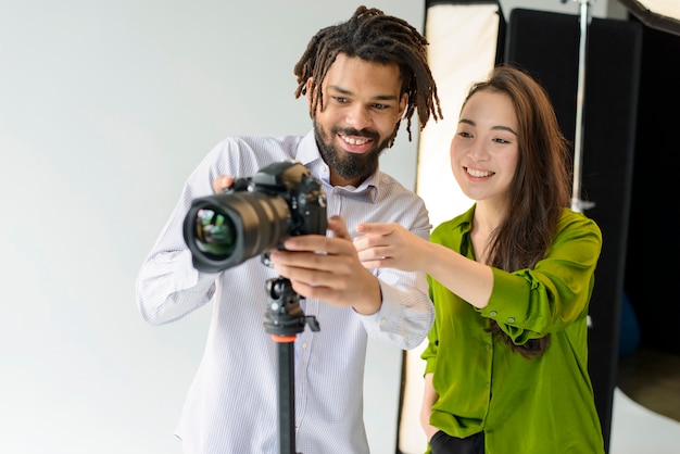 Fotógrafos sonrientes de tiro medio