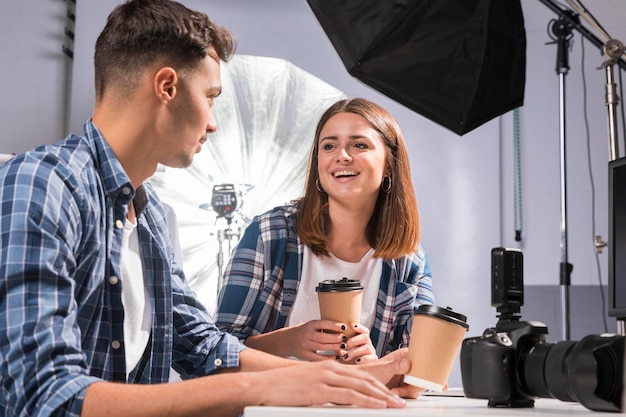 Foto gratuita fotógrafos tomando una taza de café