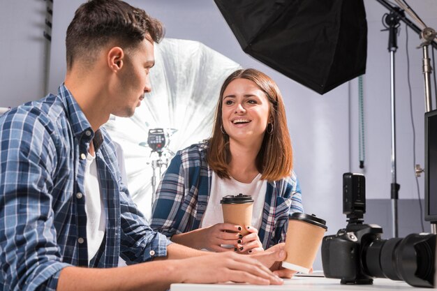 Fotógrafos tomando una taza de café