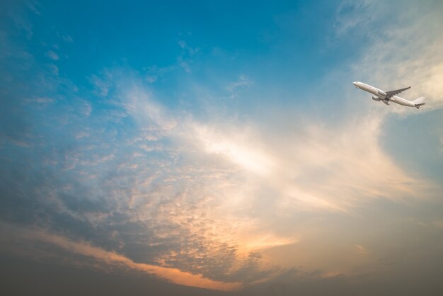 Fotograma completo de cloudscape con un avión sobrevolando