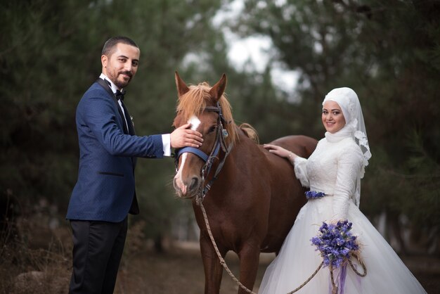 Fotos de boda de novios musulmanes jóvenes