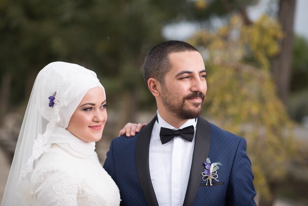 Fotos de boda de novios musulmanes jóvenes