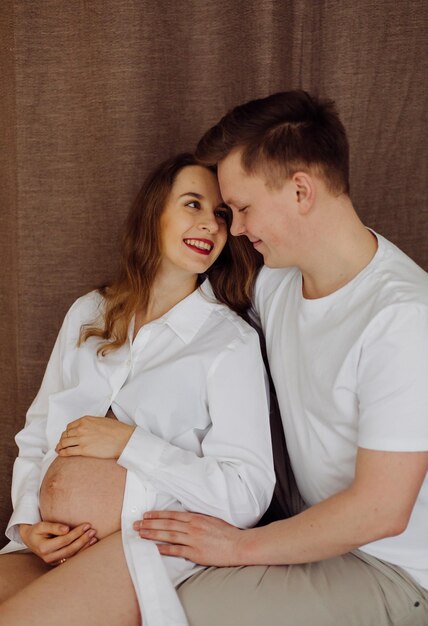 Fotos de maternidad de una pareja en estudio.