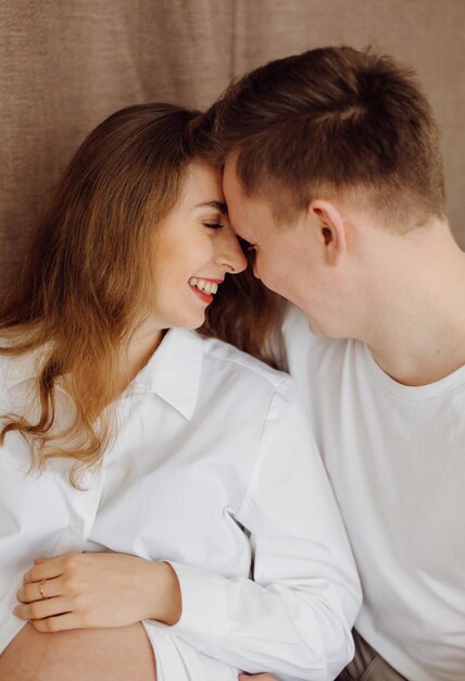 Fotos de maternidad de una pareja en estudio.