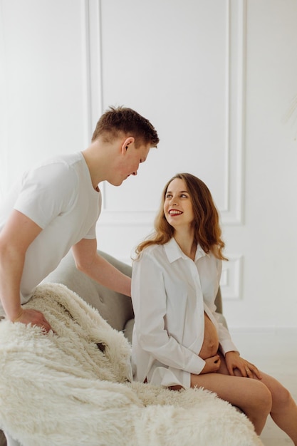 Fotos de maternidad de una pareja en estudio.