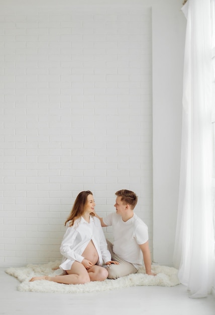 Fotos de maternidad de una pareja en estudio.