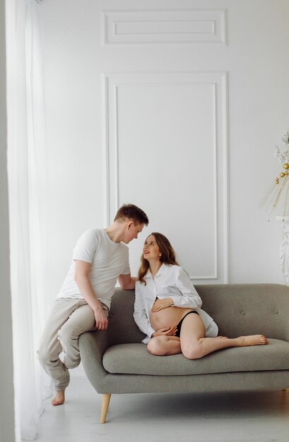 Fotos de maternidad de una pareja en estudio.