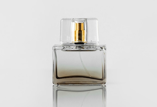 Foto gratuita una fragancia de botella transparente de vista frontal aislada en la pared blanca