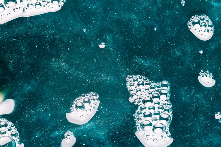 Foto gratuito frágiles burbujas en agua coloreada