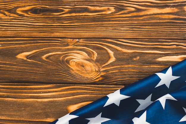 Fragmento de la bandera de Estados Unidos sobre fondo de madera