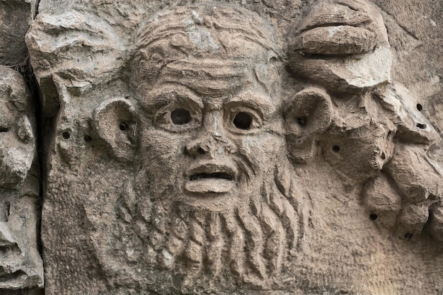 Fragmento de máscara teatral de decoración teatral con hermosa historia de tallado de mármol y herencia de civilizaciones antiguas en la región del Egeo de viajes de vacaciones de Turquía