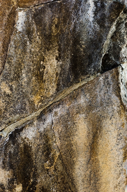 Fragmento de una pared de un primer plano de piedra astillada