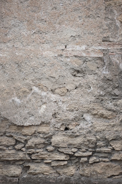 Fragmento de vieja textura sucia con pintura desconchada y grietas o muro de hormigón gris y superficie de cemento