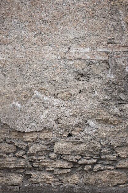 Fragmento de vieja textura sucia con pintura desconchada y grietas o muro de hormigón gris y superficie de cemento