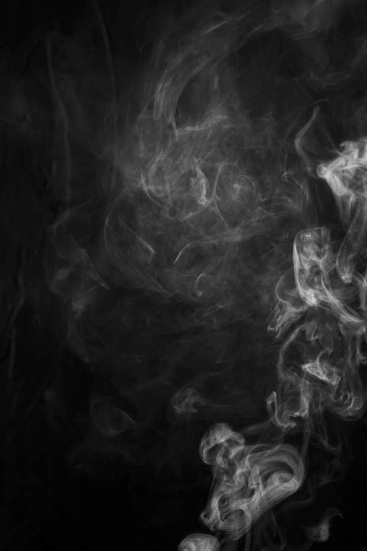 Foto gratuito fragmentos ligeros de humo sobre un fondo negro